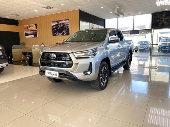 TOYOTA HILUX 2.8 D-4D TURBO DIESEL CD SRX 4X4 AUTOMÁTICO